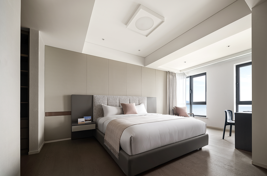 Stratus King Bed (Wide)